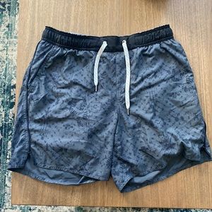 Vuori mens shorts, size small